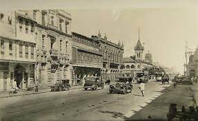 Picture of road in Karachi in ancient times.