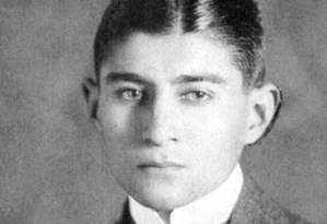 A imagem mostra Kafka de rosto sério, vestindo um terno preto sobre fundo branco. O retrato é em preto e branco, mostrando detalhes de sobrancelha, testa, queixo e mandíbula. A aparência do homem é descrita como a de um cavalheiro.