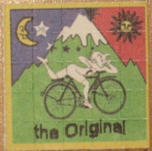 El día de la bicicleta, en un cartón para empapar LSD. Imagen de Wikipedia.