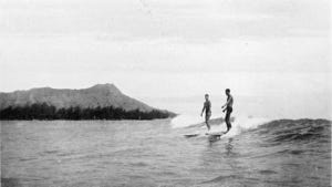 1280px-Collier's_1921_Hawaii_-_surfing_at_Waikiki