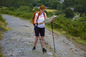 woman-tourist-in-nature-read-map