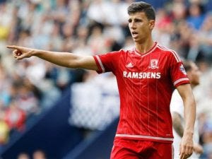 Dani Ayala organises the defence