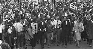 Martin Luther King caminhando com a multidão na marcha de Selma