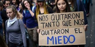 Group of people and a teenage girl is holding a banner that says in spanish “nos quitaron tanto que nos quitaron el miedo”