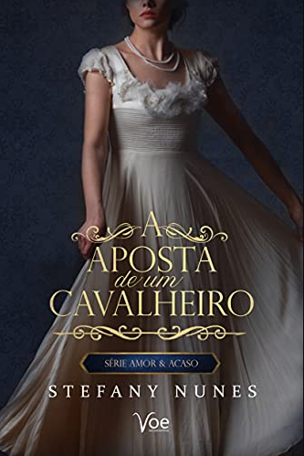 Capa de “A Aposta de um Cavalheiro”. Mostra uma moça em uma vestido longo branco de época, fundo azul e título em dourado na frente.