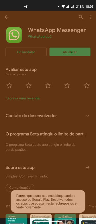 Imagem de uma tela do celular mostrando a página do Whatsapp na Play Store e um aviso de “outro app está bloqueando o acesso ao Google Play”. A tela do celular tem fundo preto e por cima há um filtro de cor que deixa a imagem e os textos com tons alaranjados.