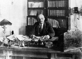 Lenin-desk-1918