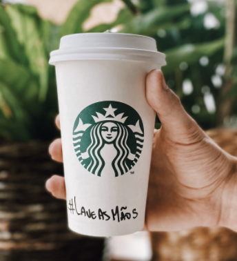 Imagem do copo do Starbucks com a mensagem #LaveAsMãos