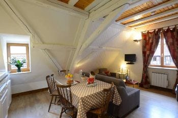 Dining area with kitchen table and couch in a Ribeauville apartment