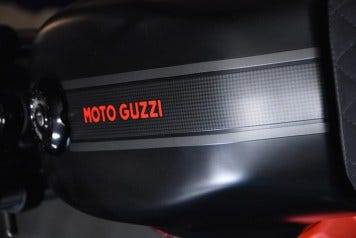 Moto Guzzi V7 Carbon Tank