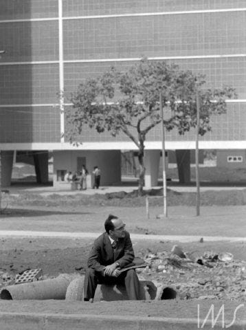 Homem em meio a obras — 1960 • Peter Scheier • Acervo Instituto Moreira Salles