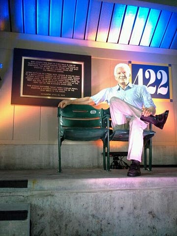 Uecker to be honored with statue