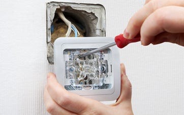 replacing-electrical-sockets