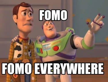 Meme: imagem do Woody e Buzz (Toy Story). Buzz aponta para cima e diz: "FOMO, FOMO everywhere".