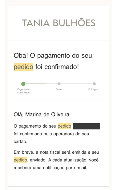 Na imagem, email de confirmação de uma loja sinalizando que o pagamento de um pedido foi confirmado, trazendo a experiencia visual de etapas (pagamento confirmado — etapa concluida, e envio e entregue como etapas pendentes)