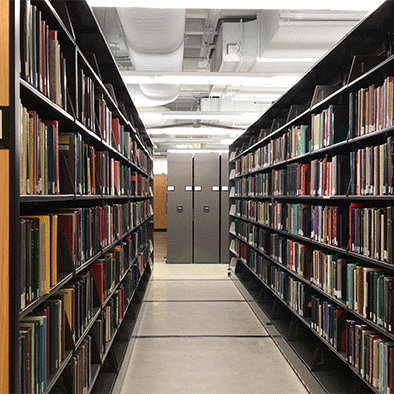 Gif de uma estante de livros em uma biblioteca se movimentando da esquerda para a direita para se abrir mais espaço.