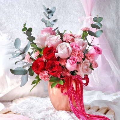 luxury roses in a vase by Interflora India