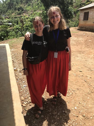 To danske volontører i Neopal iført tikkas