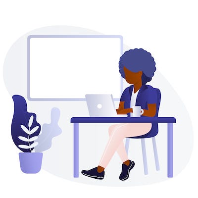 Mulher negra sentada em um escritório trabalhando no seu laptop com uma xícara de café ao lado