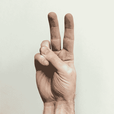 O indicador e o dedo médio são abaixados duas vezes para simbolizar as ‘aspas’.