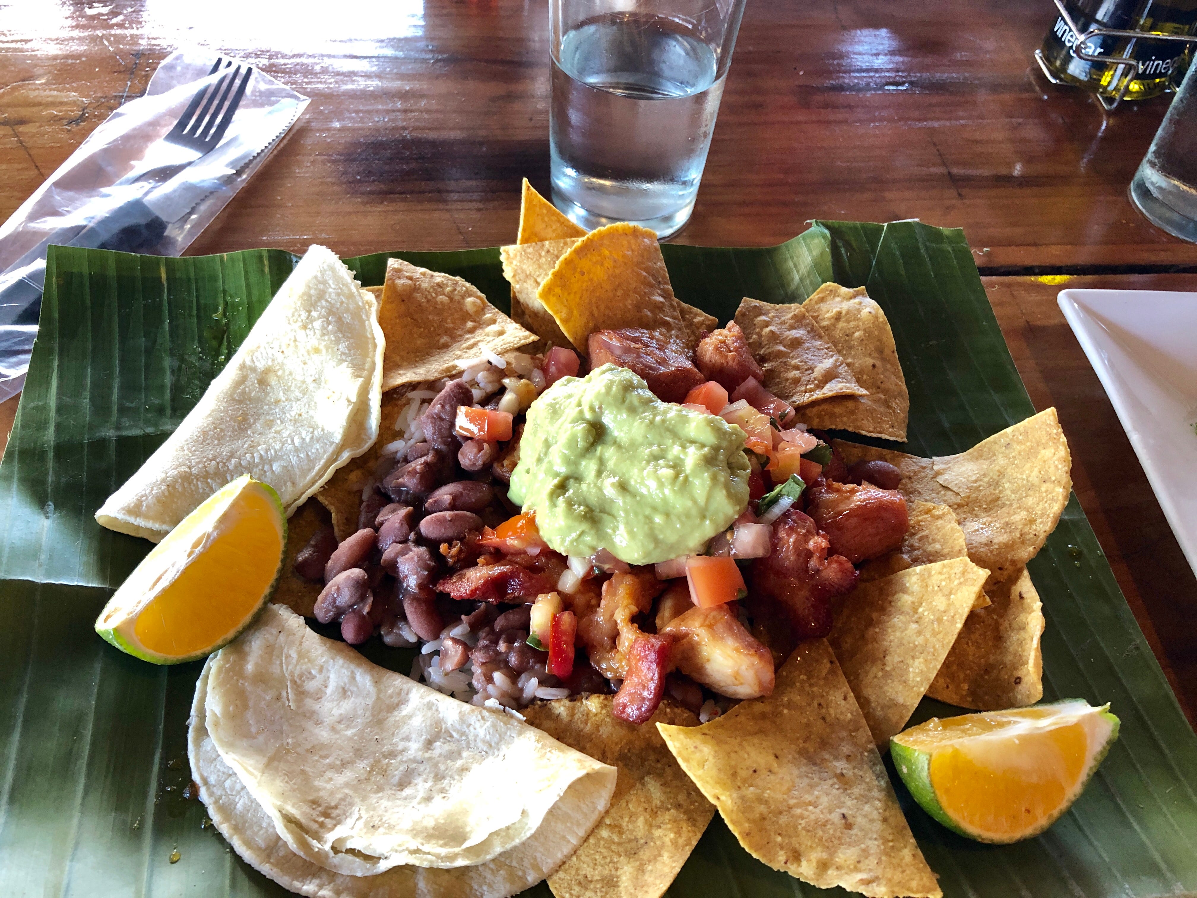 Giá vé địa phương với Chicarron, Đậu, Gạo, Guac, bánh tortilla và khoai tây chiên ở San José, Costa Rica