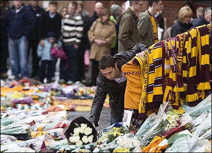 Scott McDonald laying flowers at an O’Donnell tribute