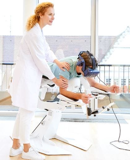 a trainer of virtual reality instructing a person about using ICARSO, it is a device of virtual reality for health and fitness