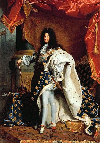 Pintura que mostra o rei do Luís XIV em trajes reais, segurando uma espada no centro de um quarto com mobílias requintadas.