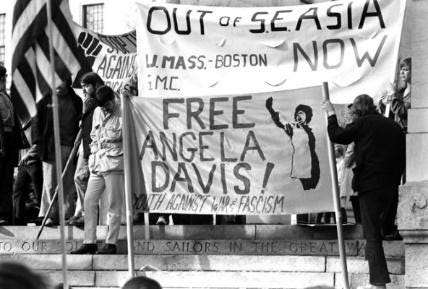Image of a protest against the Vietnam war with a poster saying “free Angela Davis” in the year 1970.