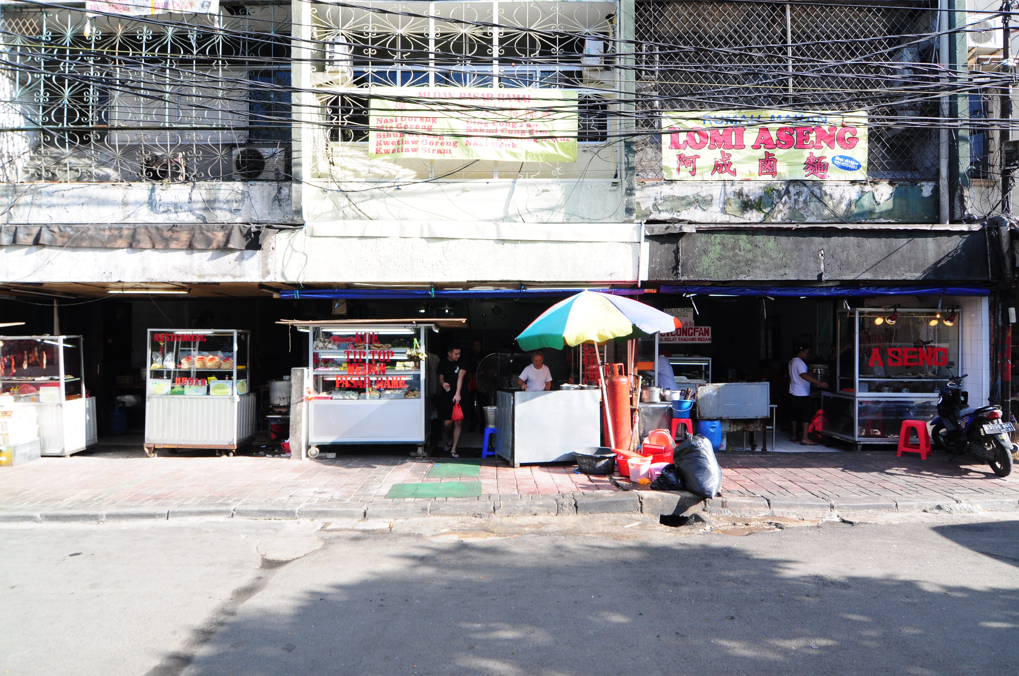 Di sản phi vật thể xác định tính xác thực của khu phố Tàu Jakarta Jakarta là hoạt động của chính người dân tộc Hoa, nơi được biết đến rộng rãi như là điểm đến ẩm thực do đó xác định tinh thần của nơi này. Hình ảnh chụp ngày 26 tháng 3 năm 2016