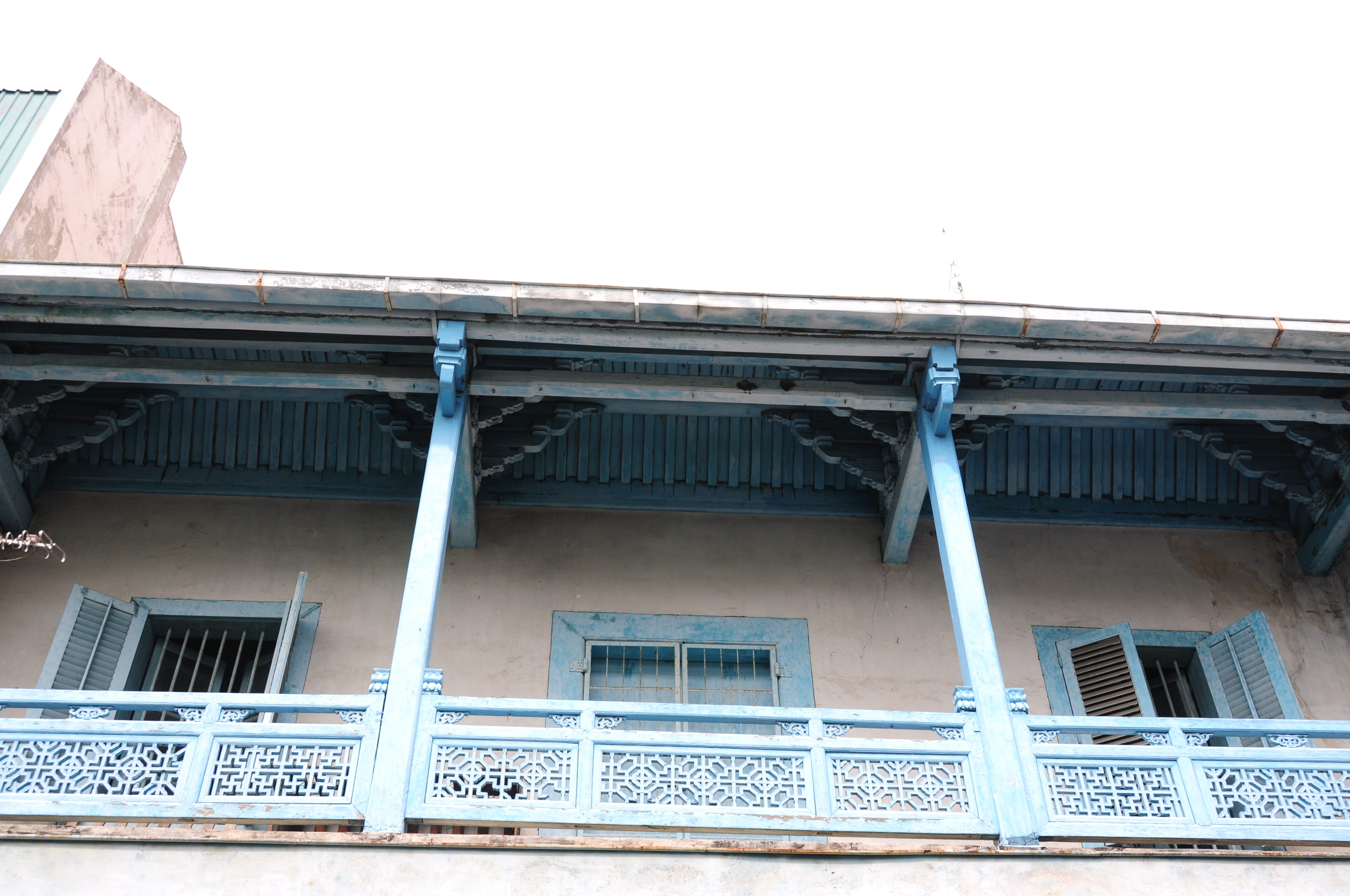 Liền kề với ngôi nhà trước đó, có một ngôi nhà Trung Quốc được bảo quản tốt trưng bày Tou Kung được chế tác tốt. Ngày nay, cấu trúc Tou Kung này hiếm khi được nhìn thấy trong bất kỳ shophouse hoặc khu dân cư nào và thường được tìm thấy trong các đền thờ. Lấy vào ngày 22 tháng 1 năm 2016.