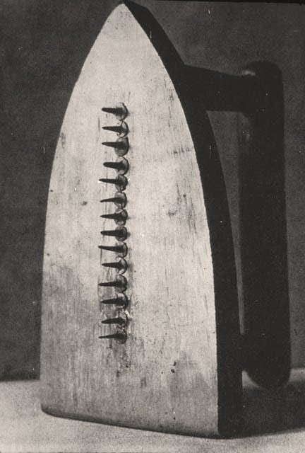 Foto de um objeto dadaísta, criado por Man Ray, que é um ferro de passar roupas com pregos.