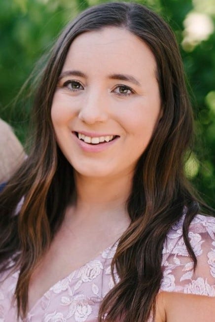 A headshot of Caroline, smiling into the camera