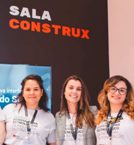 Foto das Autoras: Clara, Ana e Maria Luiza em frente a Sala do Construx