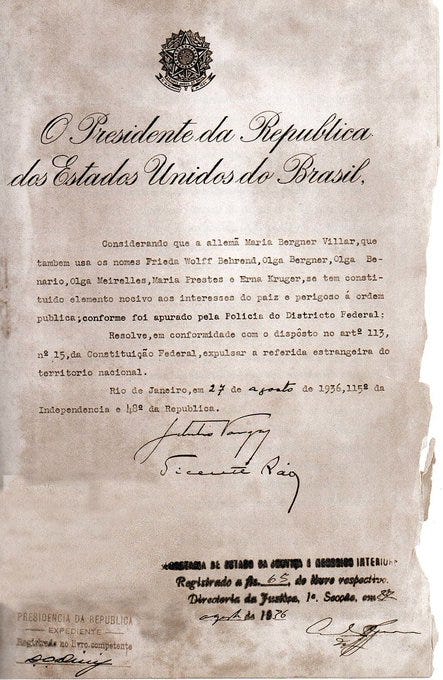 Fotografia do decreto de expulsão de Olga do Brasil de 1936, assinado pelo presidente da República da época, Getúlio Vargas, e seu ministro da Justiça, Vicente Rao.