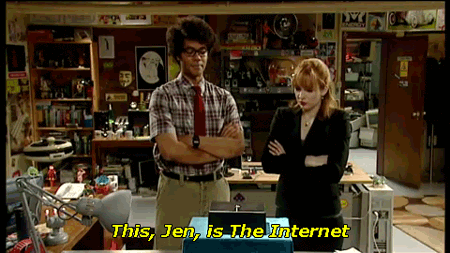 Cenas de: The IT Crowd. Personagem Moss falando para Jen: Isso, Jen, é a Internet.