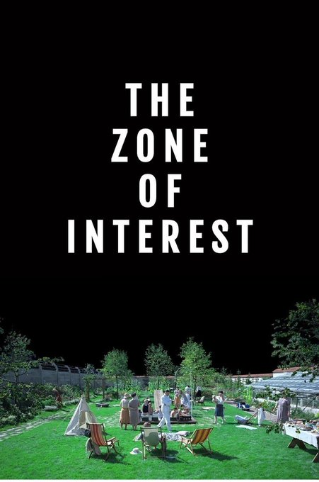 A imagem traz um pôster com o texto “The Zone of Interest” em um ambiente de jardim, com fundo preto. O pôster faz parte da divulgação de um filme.