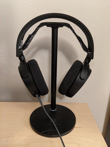 Front view of the black Arctis 5 headset.