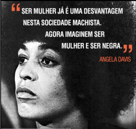 Angela Davis, é uma mulher de pele negra cabelo curto estilo black power. No contorno do cabelo está escrito a frase: “Ser mulher já é uma desvantagem nesta sociedade machista. Agora imaginem ser mulher e ser negra.”- Angela Davis.
