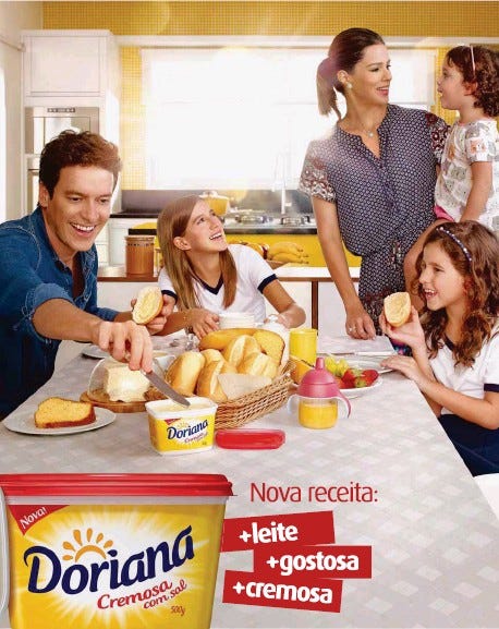 Peça de publicidade da Doriana, mostrando uma grande família feliz ao redor da mesa. Todos na imagem tem a pele branca.
