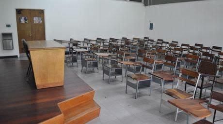 salón de clases universitario vacío