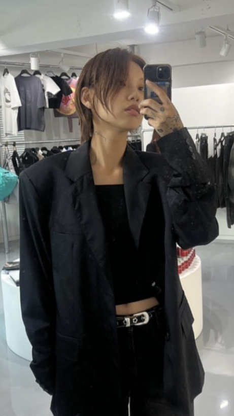makeup artist.influencer @hakkaeng styling in lesugiatelier’s 23Pre-Fall jacket