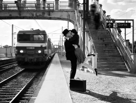 Paris, un baiser a la gare