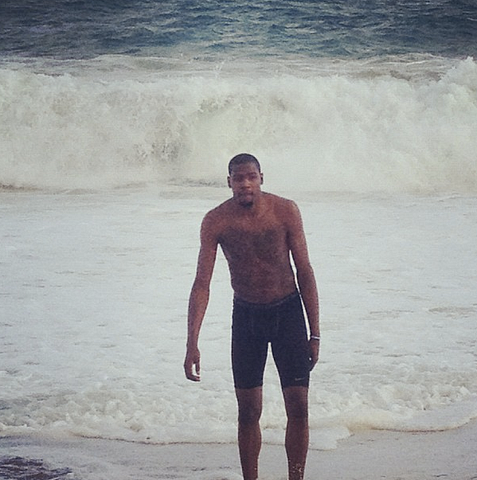 Kevin Durant wears spandex at the beach