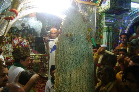 Theru Karaga visiting Hazrat Tawkal Mastan Shah - an 18th-century Muslim shrine. (Source: Thigala4u alias Shri http://www.flickr.com, CC BY-SA 2.0, https://commons.wikimedia.org/w/index.php?curid=6495171