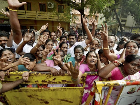 Women gather to mourn Jayalalitha