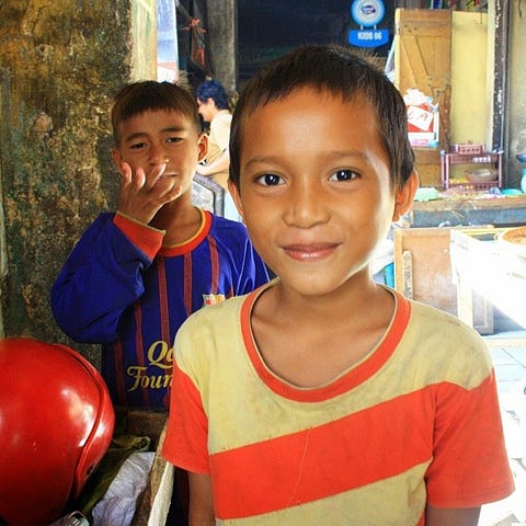 Senyum anak pasarMereka anak pasar bersehati #manado yang setiap berjualan kantong plastik, semoga mereka berbahagia #Instanusantaramanado #children
