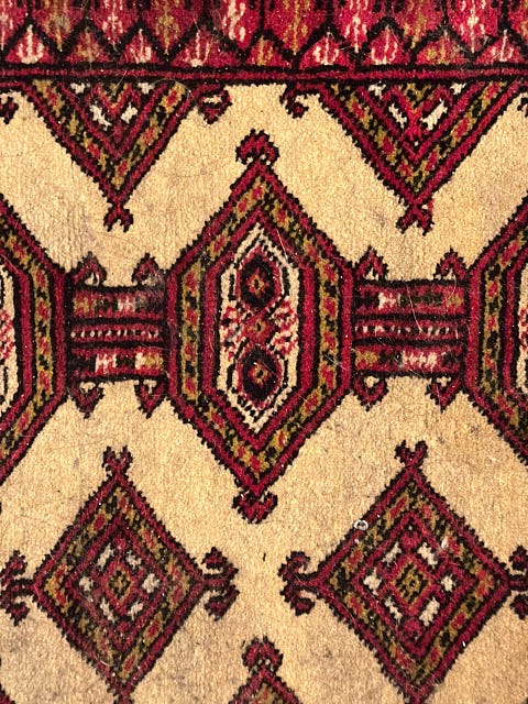 iPhone 14 Pro Max, Afghan rug.