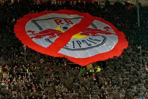 Protesto nas arquibancadas do campeonato alemão contra o RB Leipzig