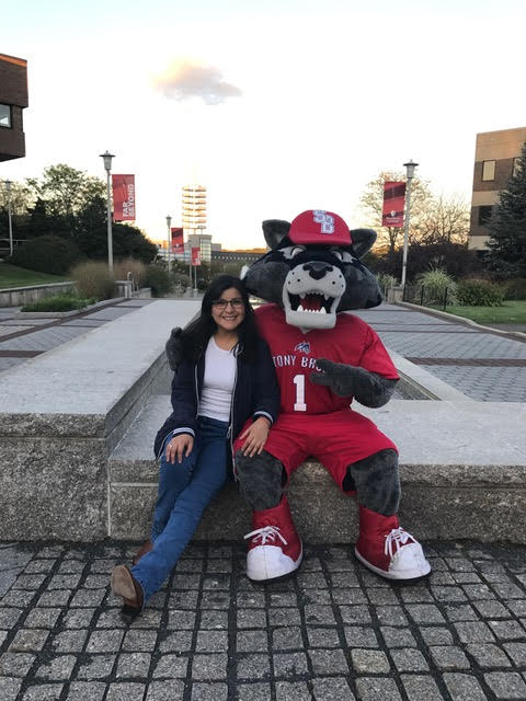 Tilsa Oré en la Universidad Stony Brook con la mascota de la universidad